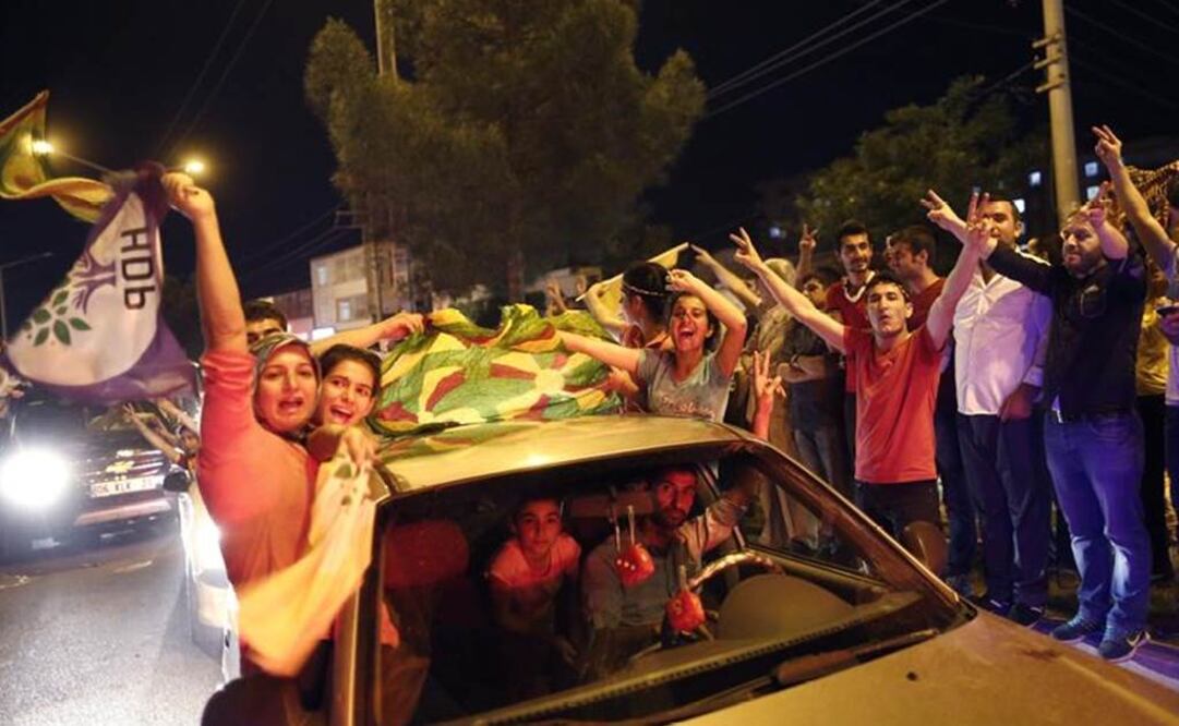 Celebran los resultados de las elecciones parlamentarias