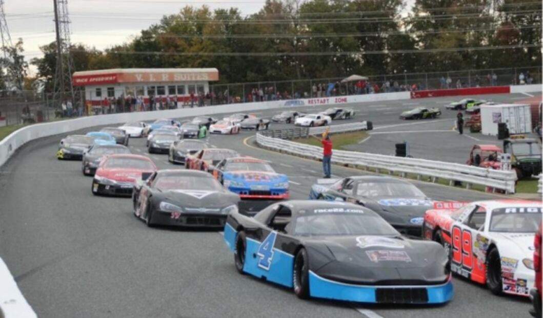 Pista en Estados Unidos ignoró autoridades y organizaba carreras de autos en cuarentena