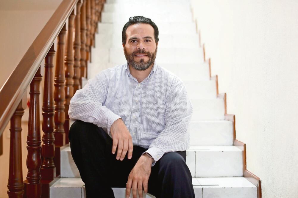 Gerardo tenía 25 años cuando le dijeron que su sangre tenía el virus de la Hepatitis C. El primer diagnóstico le daba tan sólo 12 meses de vida. (LUIS CORTÉS/EL UNIVERSAL)