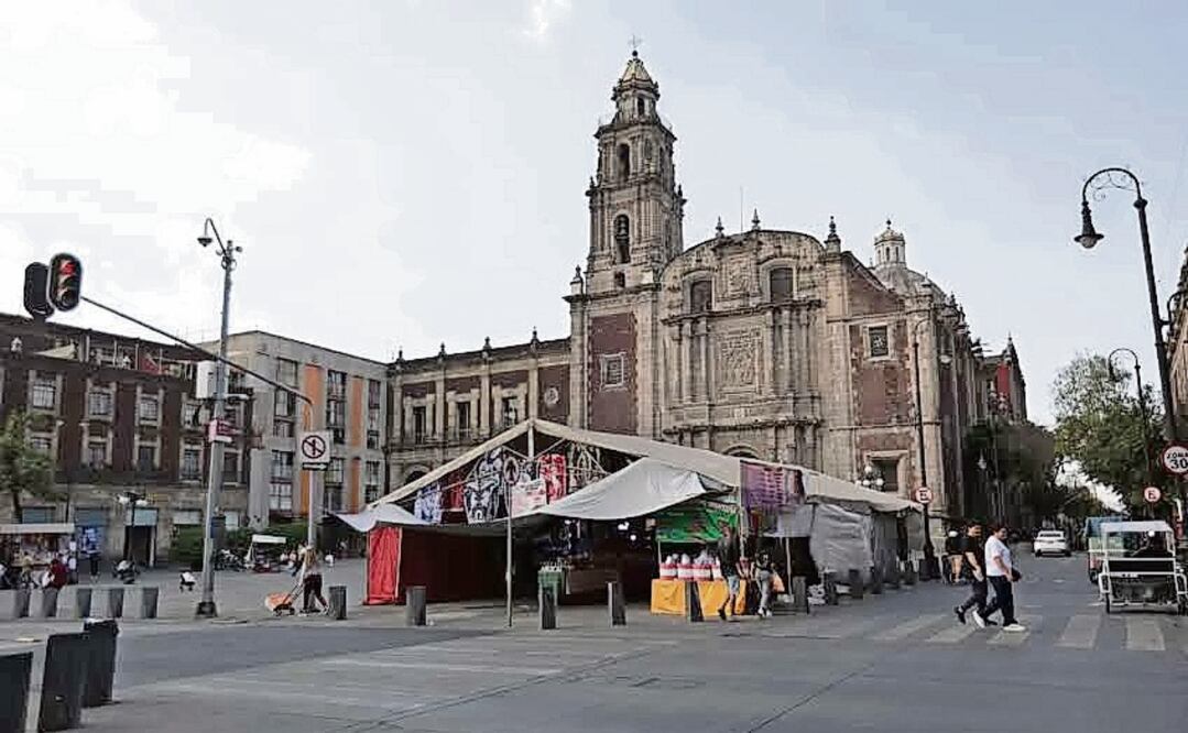 Se dará mantenimiento a explanadas de iglesias, monumentos y parques públicos que han sido invadidas por comerciantes, migrantes o grupos vulnerables, señaló la Autoridad del Centro Histórico. Foto: Francisco Rodríguez / EL UNIVERSAL