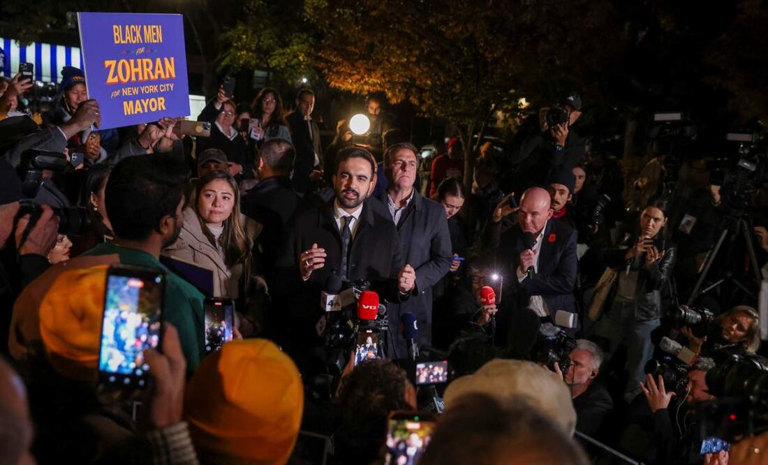 El candidato demócrata a la alcaldía de Nueva York, Zohran Mamdani (centro), habla con la prensa durante el lanzamiento de su campaña en Queens, Nueva York, EU, el 3 de noviembre de 2025. Voluntarios se inscribieron para hacer campaña en Astoria el día antes de las elecciones a favor de Mamdani. Foto: EFE/Archivo