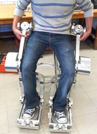 Crean exoesqueleto para ayudar a caminar a lesionados