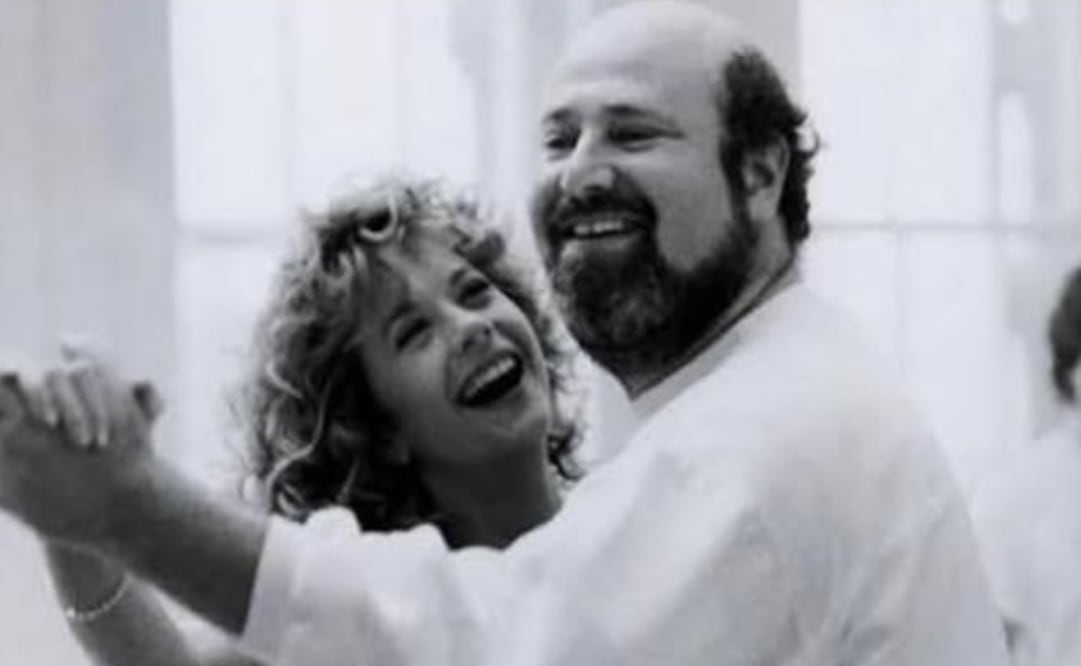 Ryan acompaña su homenaje con una foto de ella bailando con Reiner. "When Harry Met Sally...", la cinta que los unió a nivel profesional y que fue estrenada en 1989