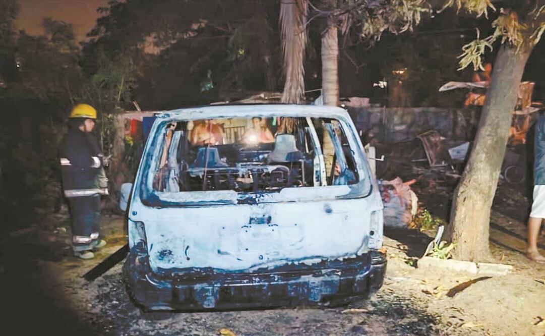 Tres vehículos fueron quemados en la colonia Sinaí, en la parte alta de Acapulco. Foto: Especial.