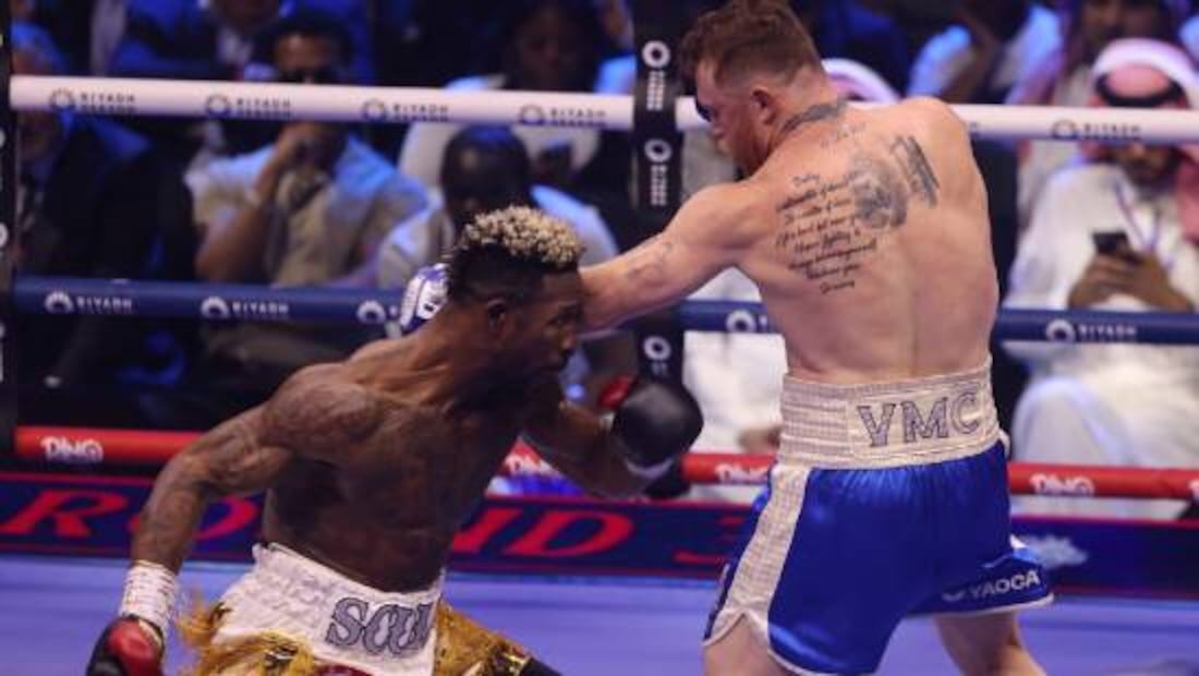 Canelo Álvarez y William Scull protagonizaron una decepcionante pelea en mayo pasado en Arabia Saudita. Foto: AP