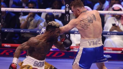 Canelo Álvarez y William Scull protagonizaron una decepcionante pelea en mayo pasado en Arabia Saudita. Foto: AP