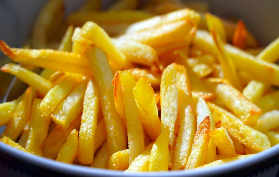 El choque térmico y la segunda fritura a alta temperatura generan la capa dorada y crujiente exterior sin quemar el interior. Foto: Pixabay.