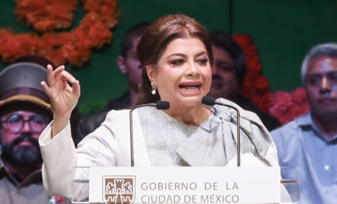Clara Brugada, nueva jefa de gobierno, festeja su toma de protesta en el Teatro Metropolitan.
Foto: EL UNIVERSAL / Yaretzy M. Osnaya