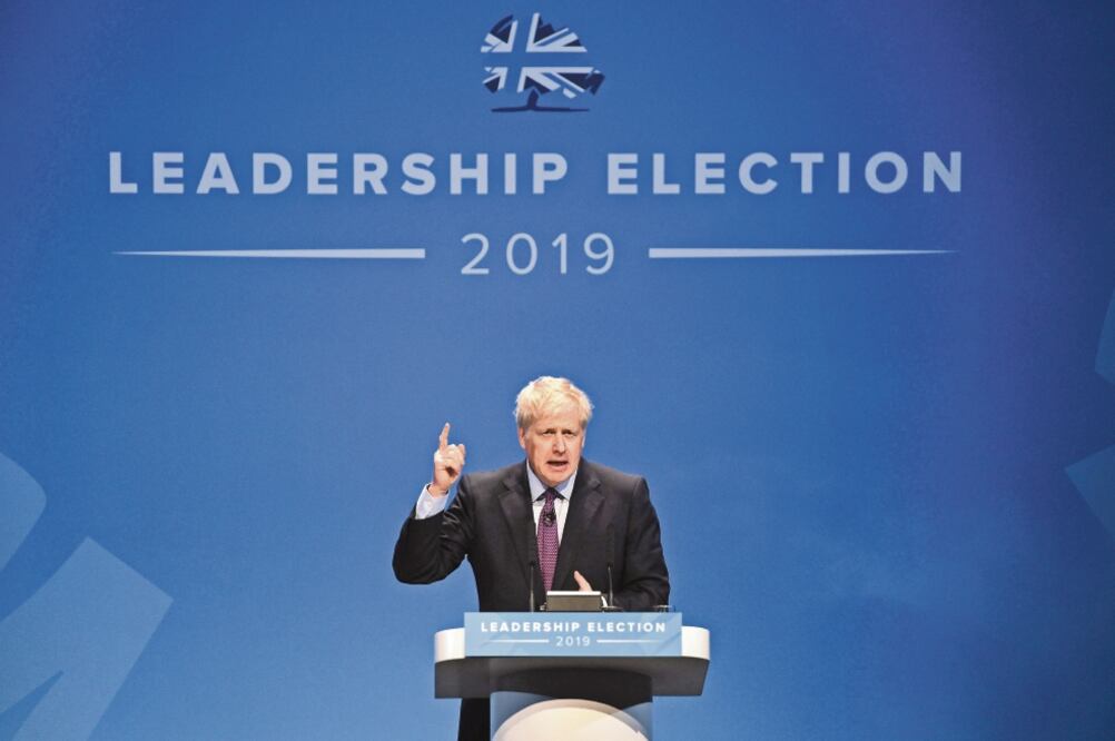 Boris Johnson, candidato a líder conservador y primer ministro británico, ayer durante un encuentro con militantes conservadores. Foto/OLI SCARFF. AFP
