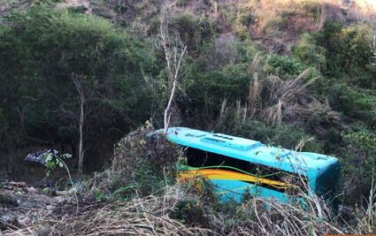 Vuelca camión de equipo juvenil de futbol en Acapulco; hay 24 lesionados