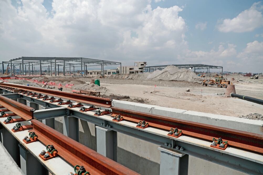 La estación de Zinacantepec es una de las más avanzadas, pues se trabaja en la colocación de rieles y postes de sujeción (ALEJANDRA LEYVA)