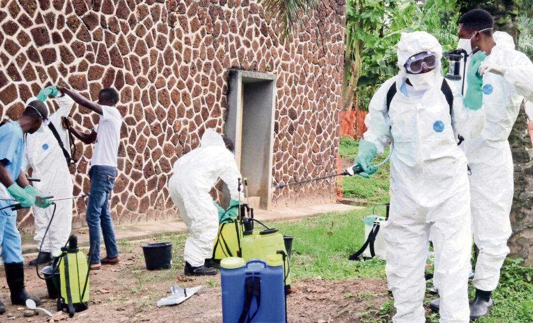 Funcionarios de salud de El Congo desinfectan los alrededores de un hospital en Mbandaka. Al menos cuatro casos de ébola se detectaron en el noreste del país. (AP)