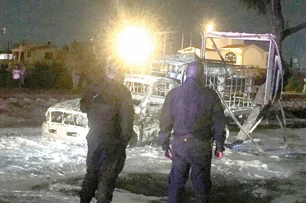 La camioneta de 3.5 toneladas estaba cargada con cuatro contenedores de hidrocarburo al parecer extraído ilegalmente de ductos de Pemex. (ESPECIAL)