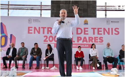 Alfredo Ramírez Bedolla entrega tenis a estudiantes de Michoacán; el apoyo es parte del programa "Jalo a Estudiar"