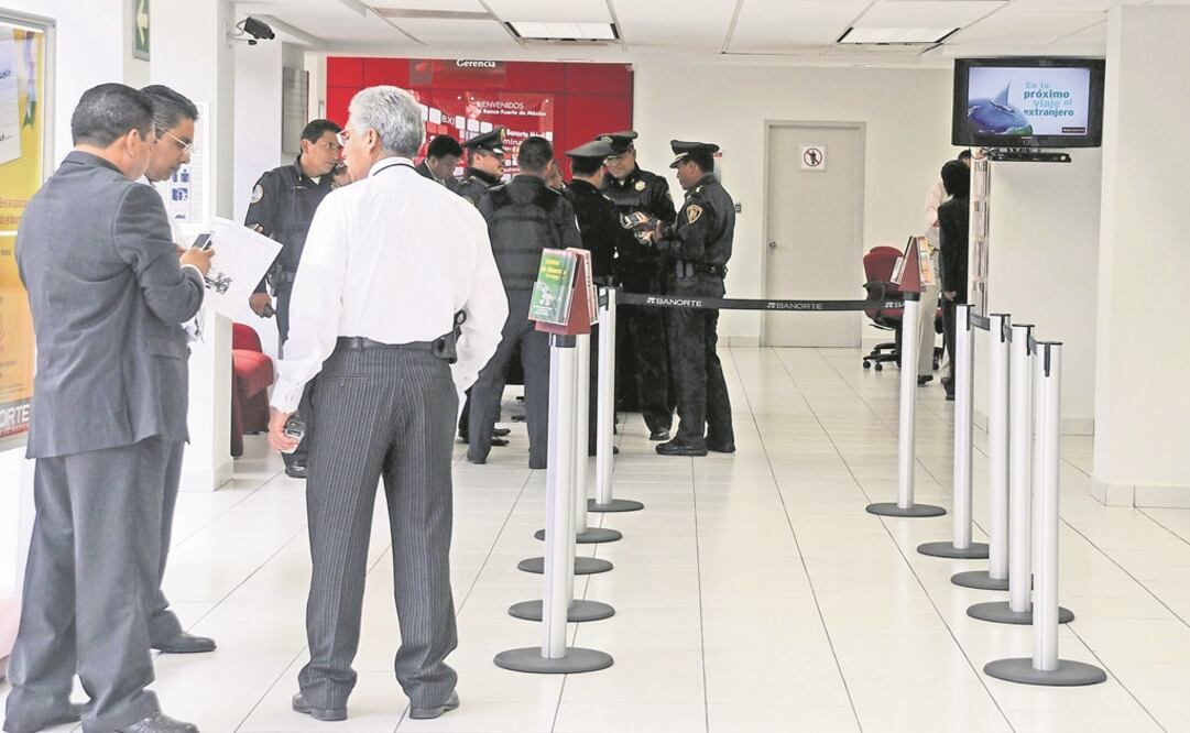 La indagatoria. Las autoridades ahora revisan las cámaras de seguridad de la sucursal para deslindar responsabilidades. 