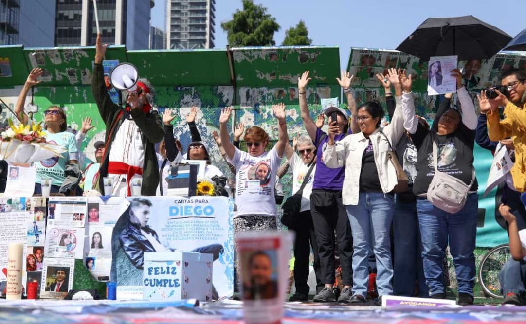 En el marco del Día Internacional de las Víctimas de Desapariciones Forzadas, colectivos de personas buscadoras, familiares y solidarios se congregan en la Glorieta de las y los Desaparecidos. Foto: Karla Guerrero/ EL UNIVERSAL