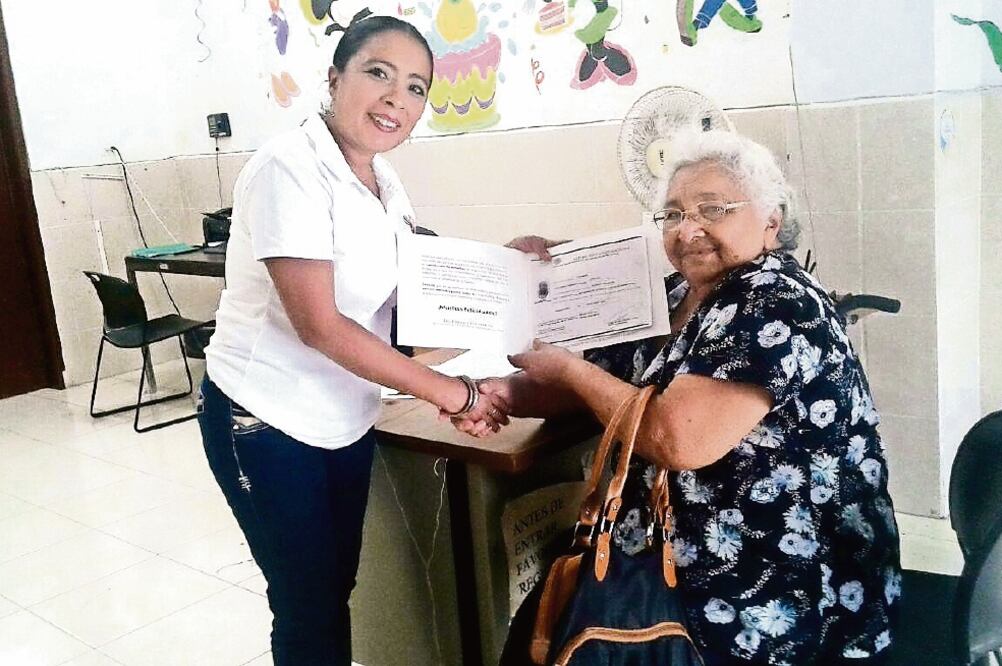 La anciana comentó que los avances tecnológicos presentan facilidades para los adultos mayores por lo que piensa obtener una computadora (CUAUHTÉMOC MORENO. EL UNIVERSAL)