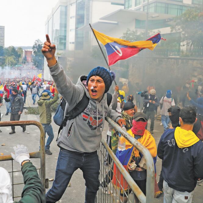 Manifestantes salieron ayer de nueva cuenta a las calles en Quito para reclamar la derogación de las medidas de austeridad del gobierno. IVÁN ALVARADO. REUTERS