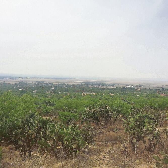 El Centro de Derechos Humanos Zeferino Ladrillero hará un despliegue de presencia en los terrenos ejidales de la Base Aérea de Santa Lucía para ayudar a los habitantes de la región a prevenir violaciones a sus derechos. EMILIO FERNÁNDEZ. EL UNIVERSAL
