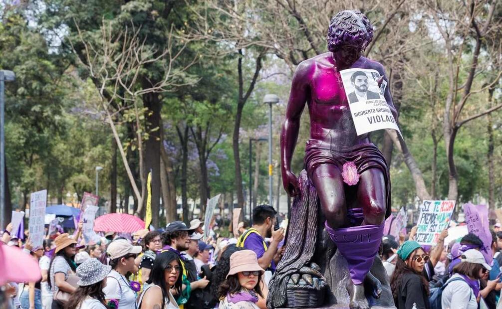 Diversos contingentes avanzan por la Alameda Central y el Palacio de Bellas Artes con dirección al Zócalo capitalino durante la marcha por el Día Internacional de la Mujer este domingo 8 de Marzo de 2026. Foto: Osmar Alvarado/ EL UNIVERSAL