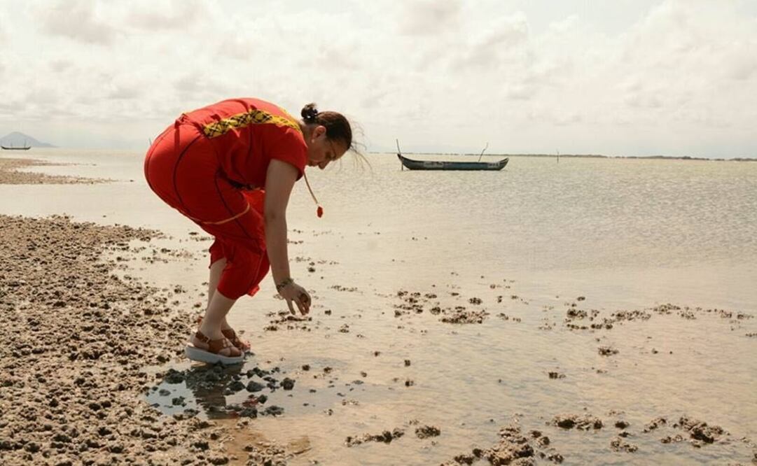 La perredista visitó San Mateo del Mar en el Istmo de Tehuantepec, donde la sequía afecta a miles de pescadores. /Tomada de @gaytancristina