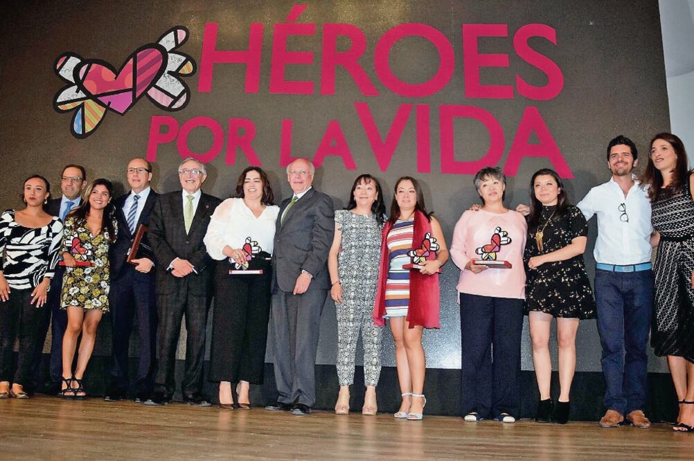 José Narro (der.), secretario de Salud, en la presentación del documental. (CORTESÍA CLARO VIDEO)