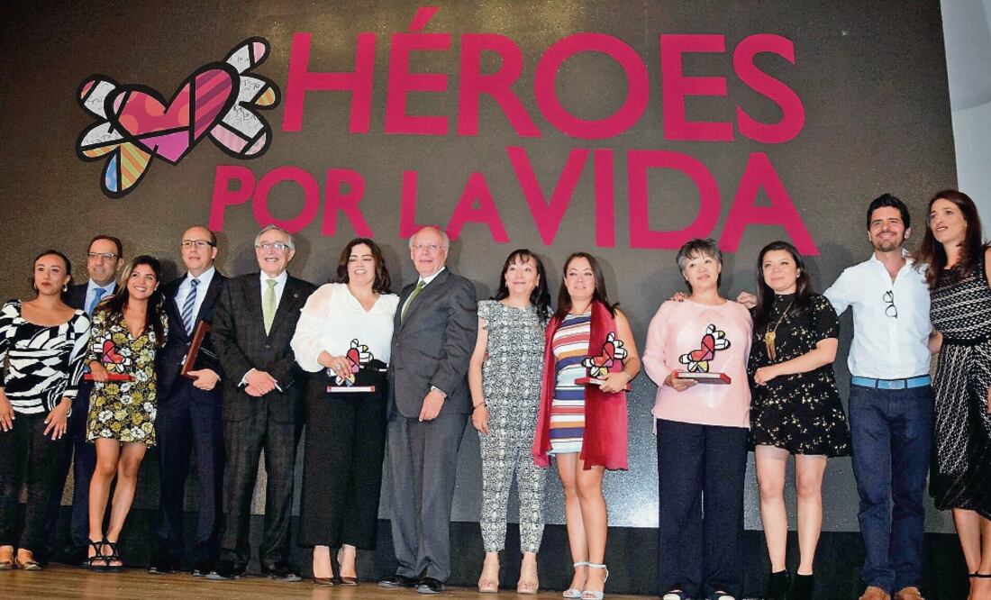 José Narro (der.), secretario de Salud, en la presentación del documental. (CORTESÍA CLARO VIDEO)