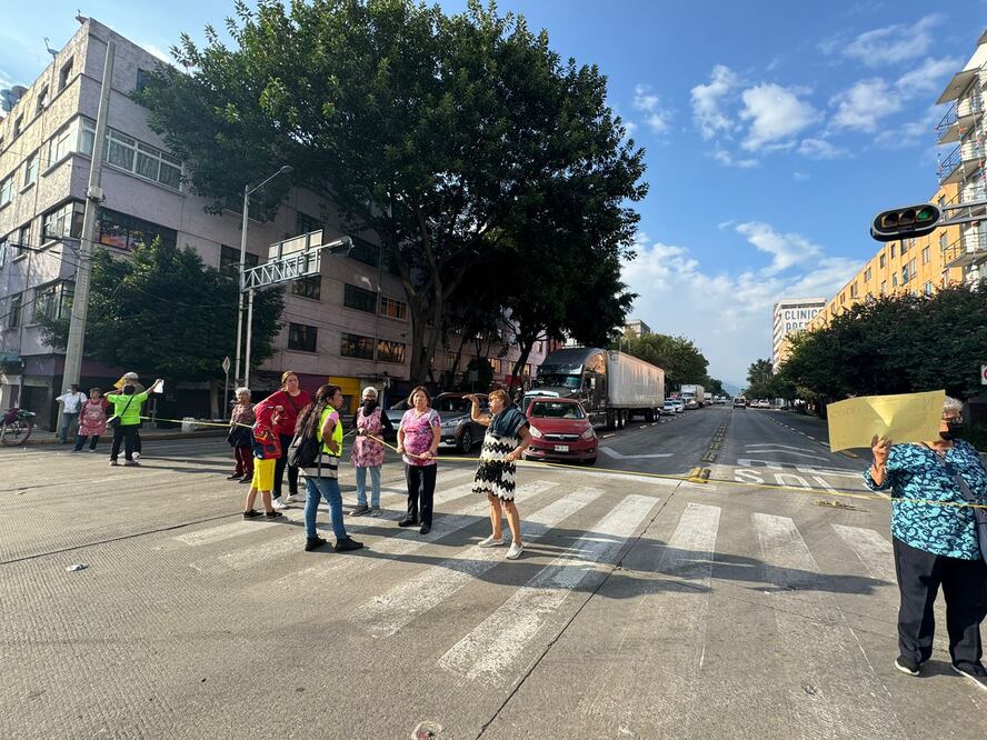 Vecinos bloquean eje 1 Guerrero en la alcaldía Cuauhtémoc solicitando el restablecimiento de luz. Foto Especial