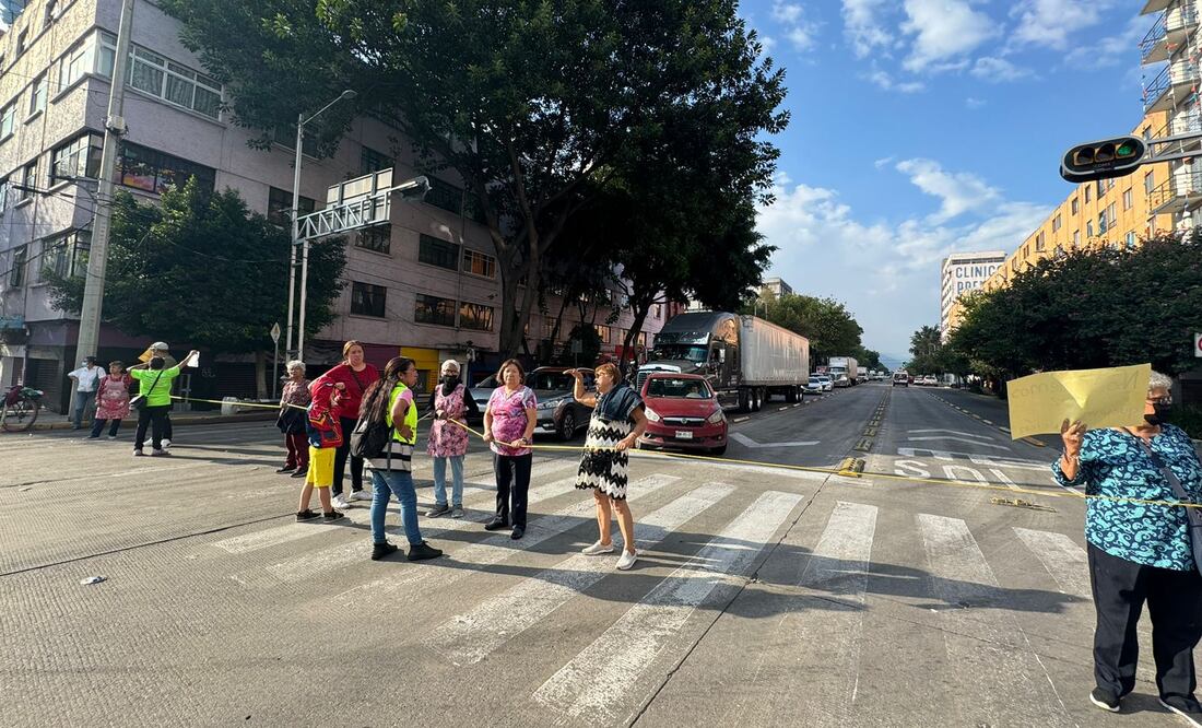 Vecinos bloquean eje 1 Guerrero en la alcaldía Cuauhtémoc solicitando el restablecimiento de luz. Foto Especial