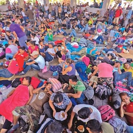 Ni la sed, el hambre o el cansancio detiene a los migrantes