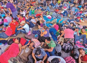 Ni la sed, el hambre o el cansancio detiene a los migrantes