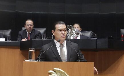 Juan Zepeda guarda minuto de silencio durante comparecencia de Navarrete Prida