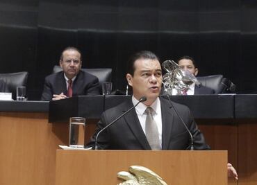 Juan Zepeda guarda minuto de silencio durante comparecencia de Navarrete Prida