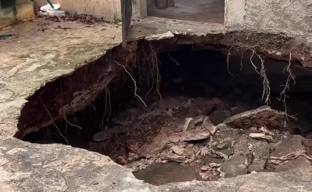 Aparece socavón debajo de una vivienda, en Muna, Yucatán.
Foto: Especial.
