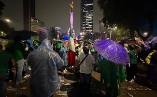 Lluvia no apaga entusiasmo de aficionados por el triunfo de la Selección Mexicana; euforia se apodera del Paseo de la Reforma