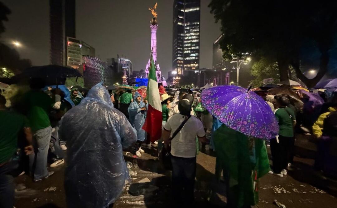 La lluvia apareció justo en la pausa de rehidratación del primer tiempo y no cesó durante el resto del encuentro. 
Foto: Emilio Fernández