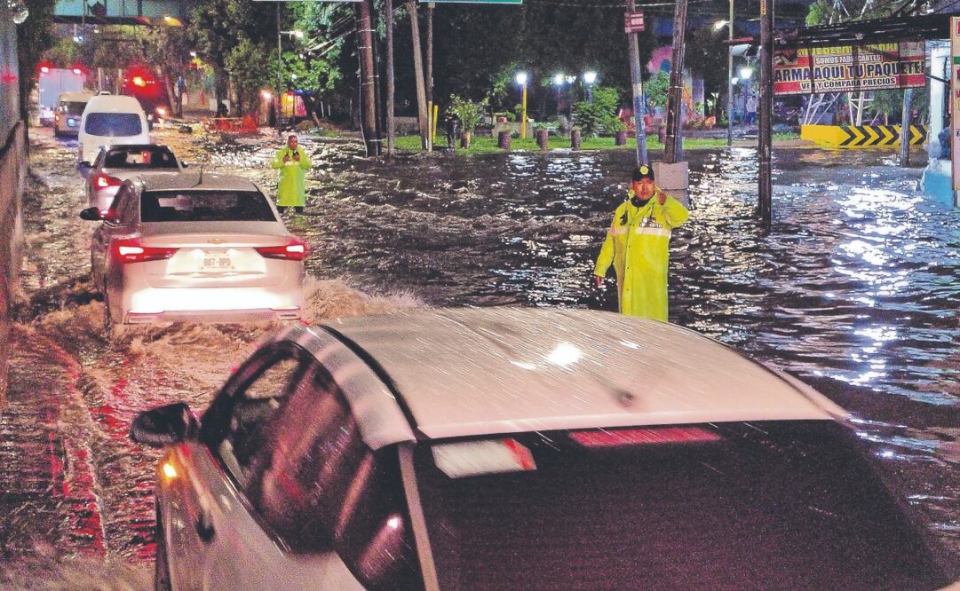 Se registraron inundaciones en la calzada Ignacio Zaragoza, en el oriente de la Ciudad de México. Foto: de LUIS CAMACHO. EL UNIVERSAL