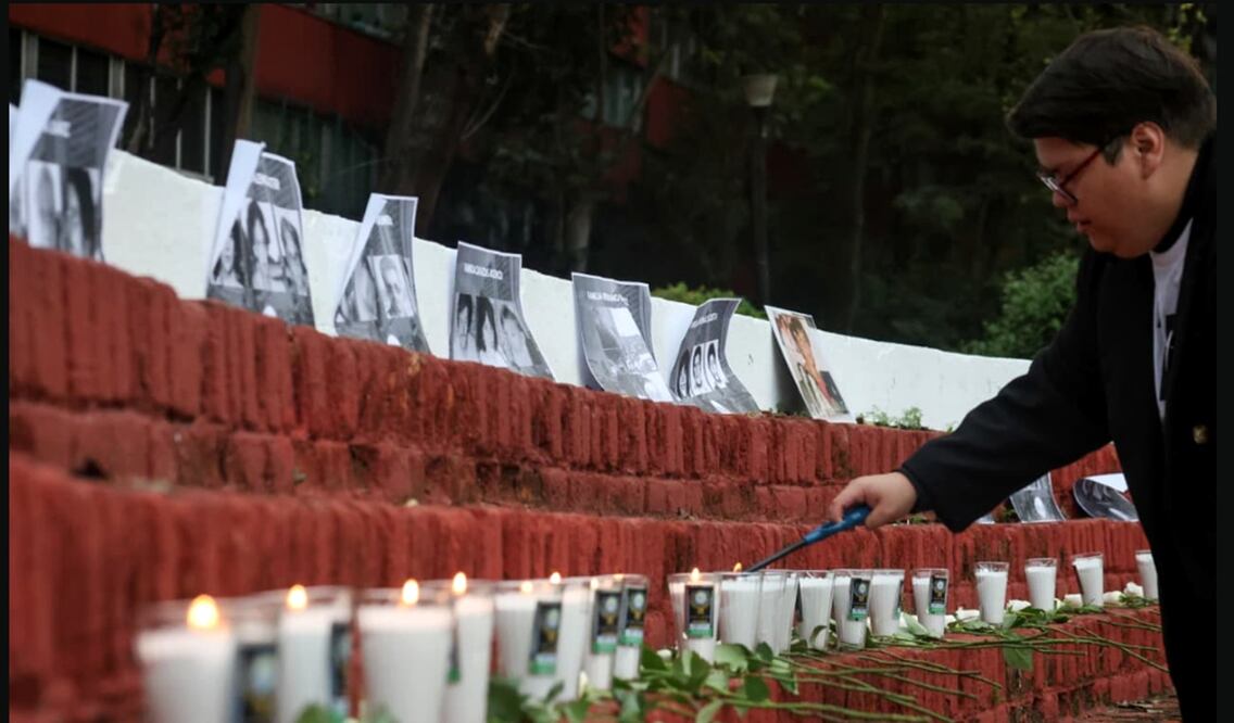 Personas acuden al memorial del Edificio Nuevo León en Tlatelolco donde se realizó una misa y se encendieron 500 veladoras y se colocaron un igual número de rosas blancas, por las víctimas del terremoto de 1985 en la Ciudad de México, el 19 de septiembre de 2025. Foto: Luis Camacho/EL UNIVERSAL
