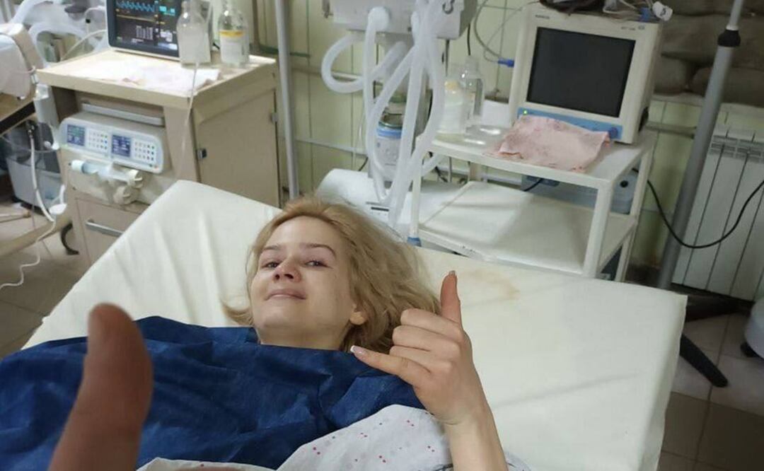 Anastasia Yelsukova, fue herida tras ser alcanzada por un disparo mientras realizaba una cobertura en la ciudad de Soledar en Ucrania. Foto: Twitter @Omani1love