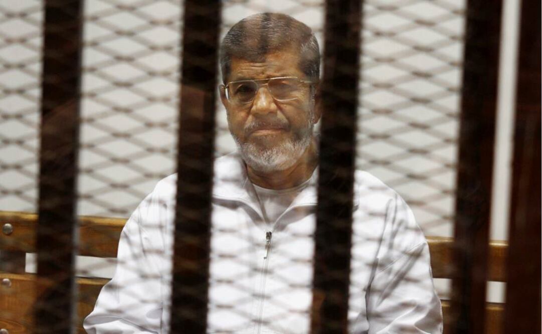 Morsi se enfrenta a varios procesos más, junto a miles de miembros de los Hermanos Musulmanes, tras su derrocamiento militar en 2013 (Foto: AP/Archivo)