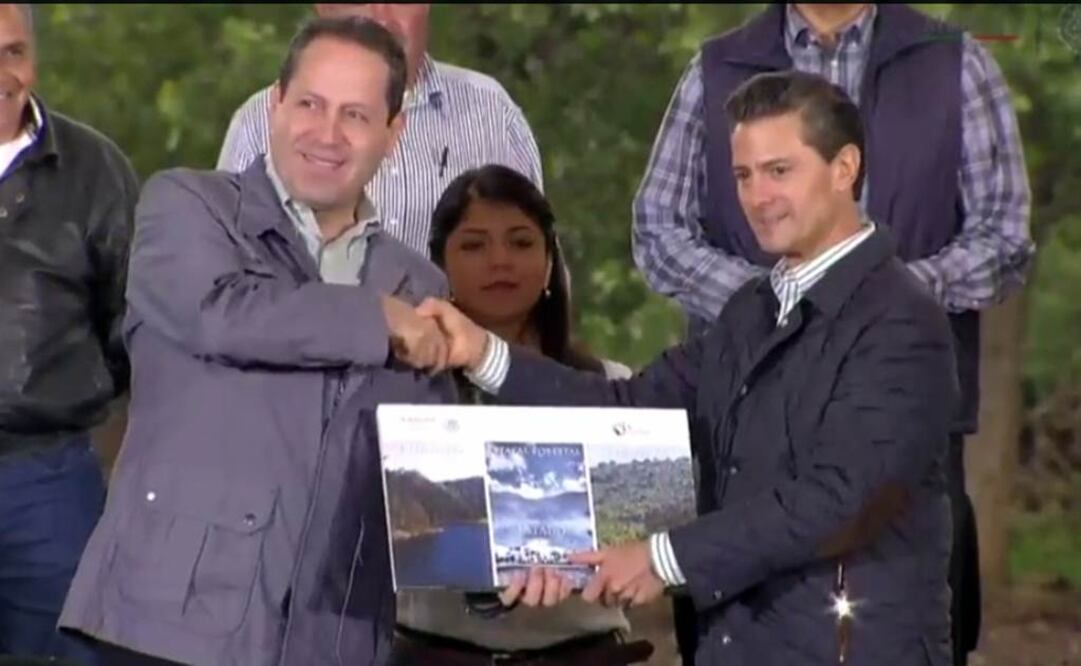 El gobernador del Estado de México, Eruviel Ávila, recibió un reconocimiento del mandatario en el marco del Día del Árbol./Especial