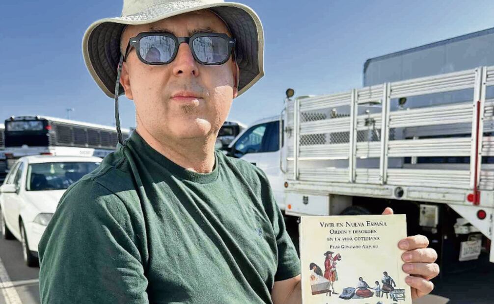 Tijuanenses y mexicanos radicados en San Diego acudieron a salvar miles de libros que ya tenían varios días a la intemperie, acto que calificaron de “indignante y triste”. Foto: María Dolores Bolívar