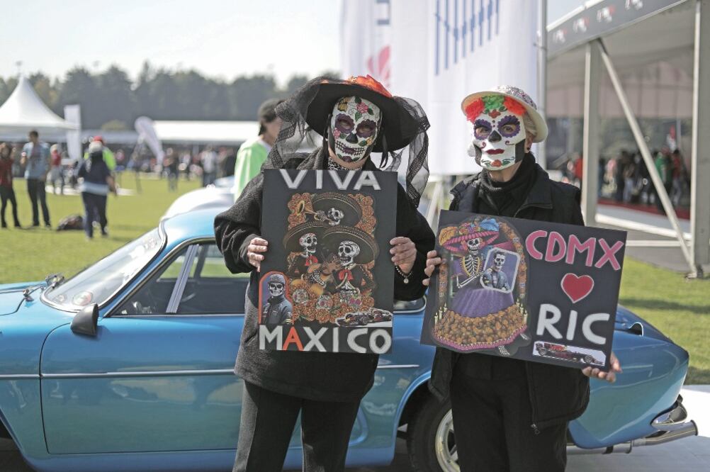 Tere y su madre acudieron a la Fan Zone del Gran Premio de México en el Campo Marte vestidas de catrinas. (ALEJANDRA ACOSTA. EL UNIVERSAL)
