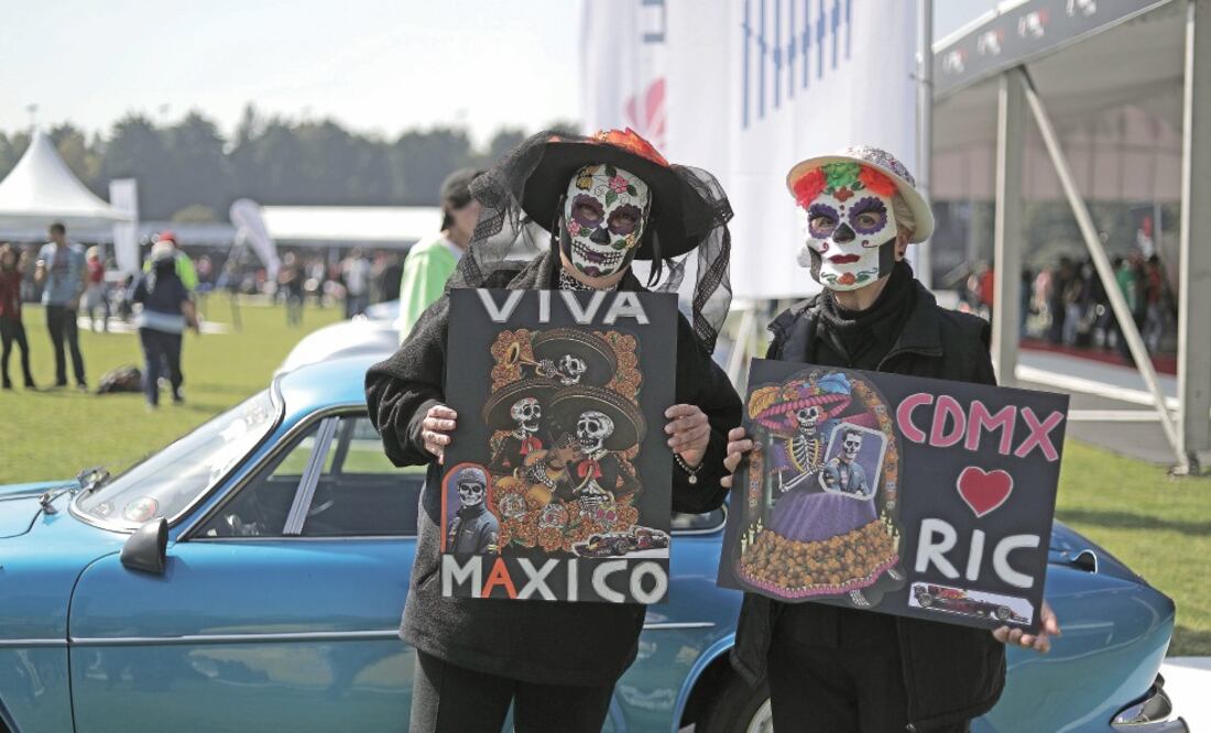 Tere y su madre acudieron a la Fan Zone del Gran Premio de México en el Campo Marte vestidas de catrinas. (ALEJANDRA ACOSTA. EL UNIVERSAL)