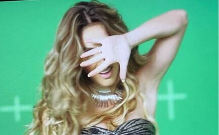 Anahí sorprende con minifalda de tul y plumas y un crop top