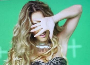 Anahí sorprende con minifalda de tul y plumas y un crop top