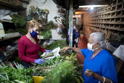 Venezolanos buscan en hierbas una defensa contra coronavirus