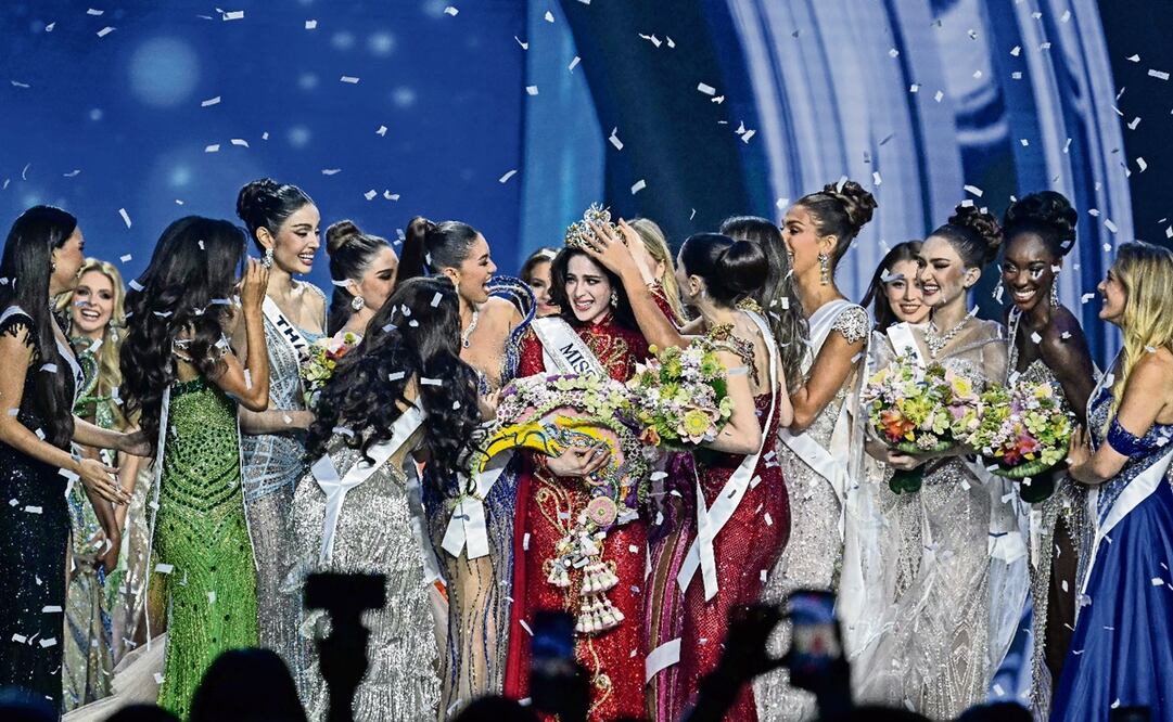 La mexicana Fatima Bosch está rodeada de concursantes mientras celebra su victoria en el certamen de Miss Universo 2025.
FOTO: Lillian SUWANRUMPHA/AFP.
