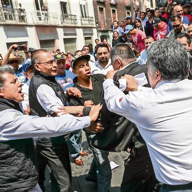 También se registró una connato de bronca entre los comerciantes informales y dueños de taxis en las escalinatas. FOTOS: DIEGO SIMÓN SÁNCHEZ. EL UNIVERSAL