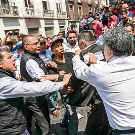 Golpes y jaloneos en Congreso capitalino